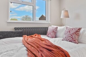 1 habitación, tabla de planchar con plancha, cuna de viaje y wifi 
