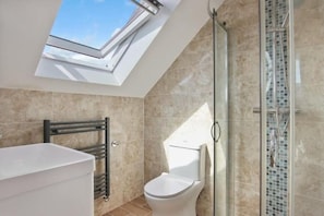 Douche, séchoir à cheveux, bidet, serviettes fournies