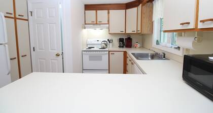 Condo Getaway offering easy access to the Ferries! (2405)