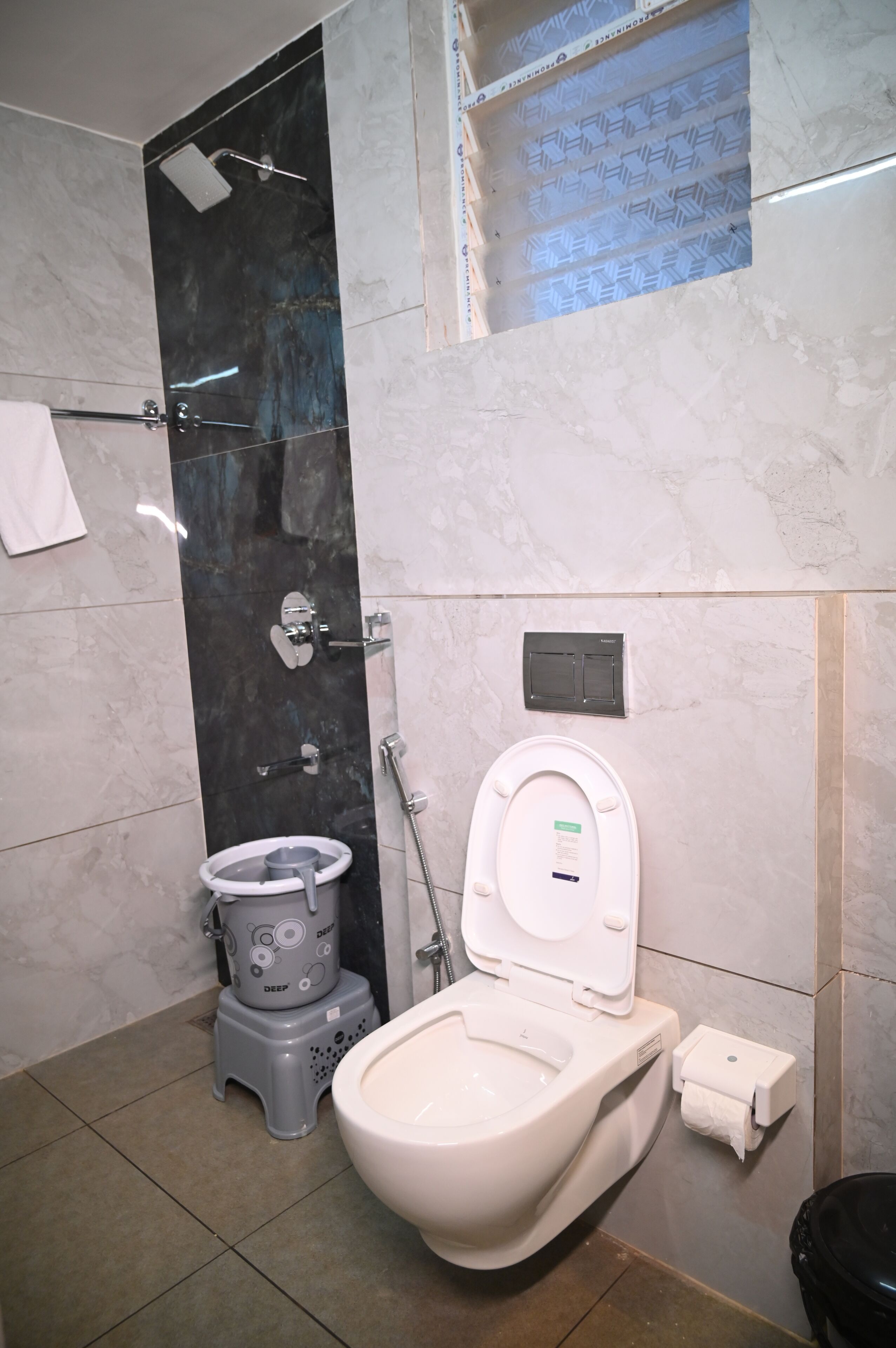 AC Double Room with Balcony | Baño | Ducha, artículos de higiene personal gratuitos, albornoces y jabón