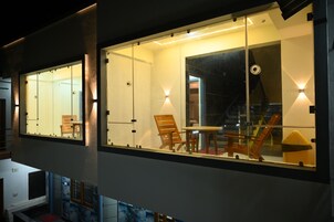 AC Double Room with Balcony | Ropa de cama de alta calidad y colchones Select Comfort