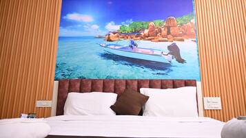 Habitación de hotel con una cama, almohadas blancas, una almohada marrón y un cuadro grande de un barco sobre el agua.