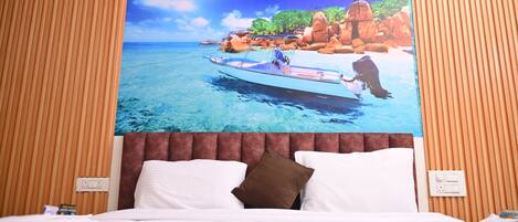 Ein Hotelzimmer mit einem Bett, weißen Kissen, einem braunen Kissen und einem großen Gemälde eines Bootes auf dem Wasser.