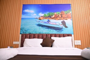 Une chambre d’hôtel avec un lit, des oreillers blancs, un oreiller marron et un grand tableau représentant un bateau sur l’eau.