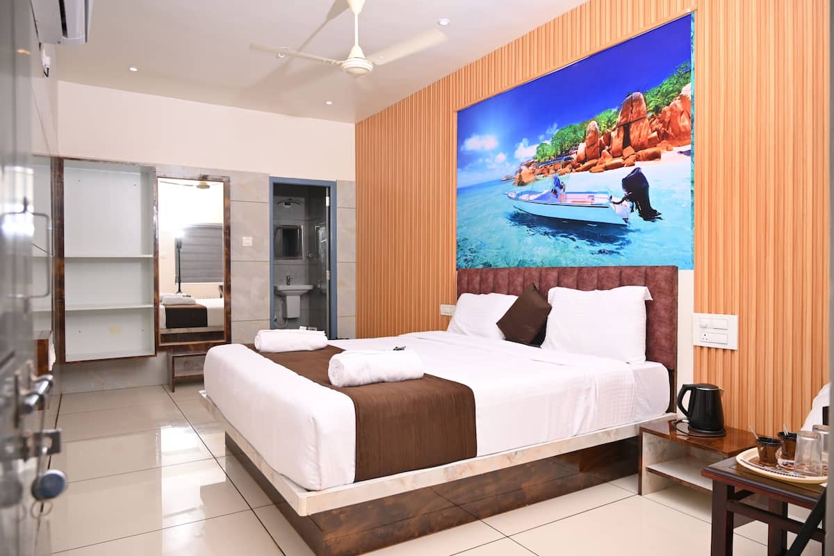 Premium bedding, Select Comfort beds, free minibar items, desk