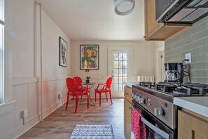 Fridge, microwave, oven, stovetop - Colorful Modern Hideaway In Downtown Woodstock - AC & WiFi (Woodstock)