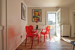 Interior - Colorful Modern Hideaway In Downtown Woodstock - AC & WiFi (Woodstock)