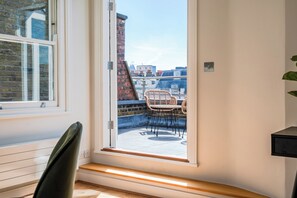 Appartement Deluxe | Décor unique, ameublement unique, bureau
