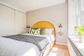 Individually decorated, individually furnished, desk, laptop workspace - Be London - The Covent Garden Residences (London)