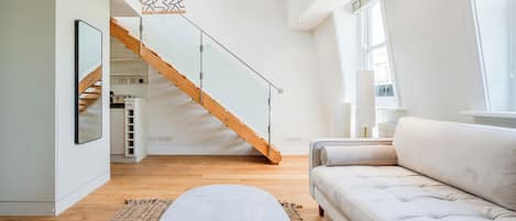 Deluxe Apartment | Individually decorated, individually furnished, desk, laptop workspace