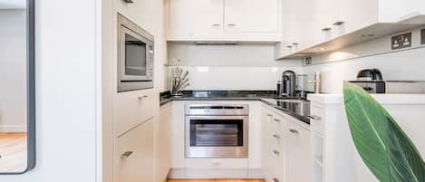 Standard Apartment | Private kitchen | Full-size fridge, microwave, oven, stovetop
