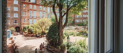 Ayrı ayrı dekore edilmiş, ayrı ayrı döşenmiş, masa