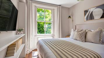 Deluxe Apartment | Individually decorated, individually furnished, desk, laptop workspace