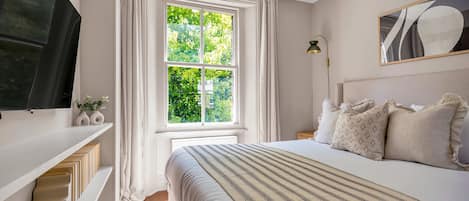 Deluxe-lejlighed | Individuelt design, individuel indretning, skrivebord