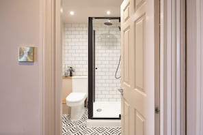 Apartment, Balcony | Bathroom | Shower, free toiletries, hair dryer, towels - Be London - St John's Wood Residences (London)