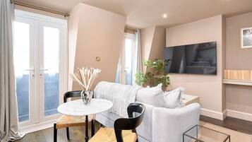 ์ํํธ, ๋ฐ์ฝ๋ | ๊ฐ๊ฐ ๋ค๋ฅธ ์คํ์ผ์ ์ธํ
๋ฆฌ์ด, ๊ฐ๊ฐ ๋ค๋ฅด๊ฒ ๊ฐ๊ตฌ ๋น์น, ์ฑ
์, ๋
ธํธ๋ถ ์์
๊ณต๊ฐ