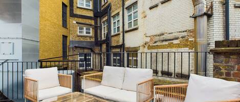 Comfort Apartment, 1 King Bed with Sofa bed | Individually decorated, individually furnished, desk, laptop workspace