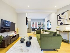 Comfort Apartment, 1 King Bed with Sofa bed | Individually decorated, individually furnished, desk, laptop workspace