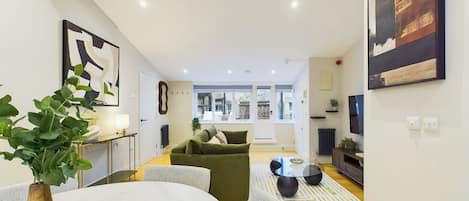 Comfort Apartment, 1 King Bed with Sofa bed | 1 bedroom, individually decorated, individually furnished, desk