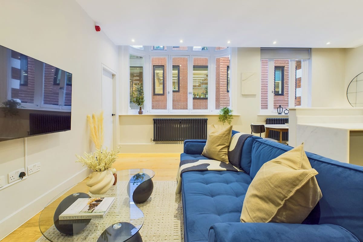 Design appartement | Individueel gedecoreerd, individueel gemeubileerd, een bureau