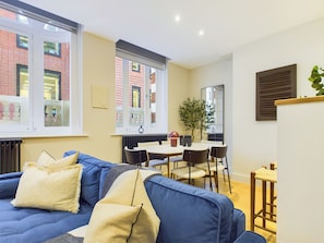 City Apartment | Individually decorated, individually furnished, desk, laptop workspace - Be London - Piccadilly Circus Residences (London)