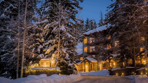 Una cabaña nevada con un letrero que dice 'HORSTMANN LINDENBURG'.