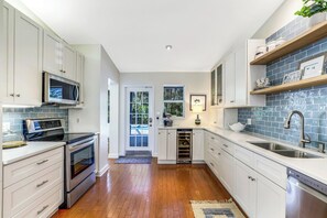 Réfrigérateur, micro-ondes, plaque de cuisson, lave-vaisselle