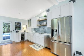 Kühlschrank, Mikrowelle, Herdplatte, Geschirrspüler