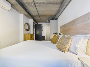2 habitaciones, escritorio y espacio para trabajar con laptop 