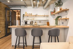 Apartament Comfort | 2 dormitoris, escriptori i espai de treball apte per a portàtils