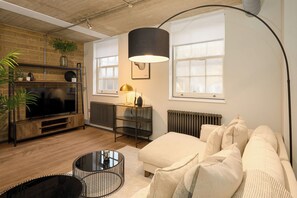 Leilighet – comfort | 2 soverom, skrivebord, skrivebord for bærbar PC og blendingsgardiner