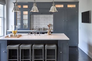 Premier Apartment, Park View | Private kitchen | Full-sized fridge, microwave, oven, stovetop - Be London - The Lincoln's Inn Residences (London)