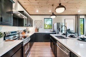 Refrigerador, microondas, horno, placa de cocina