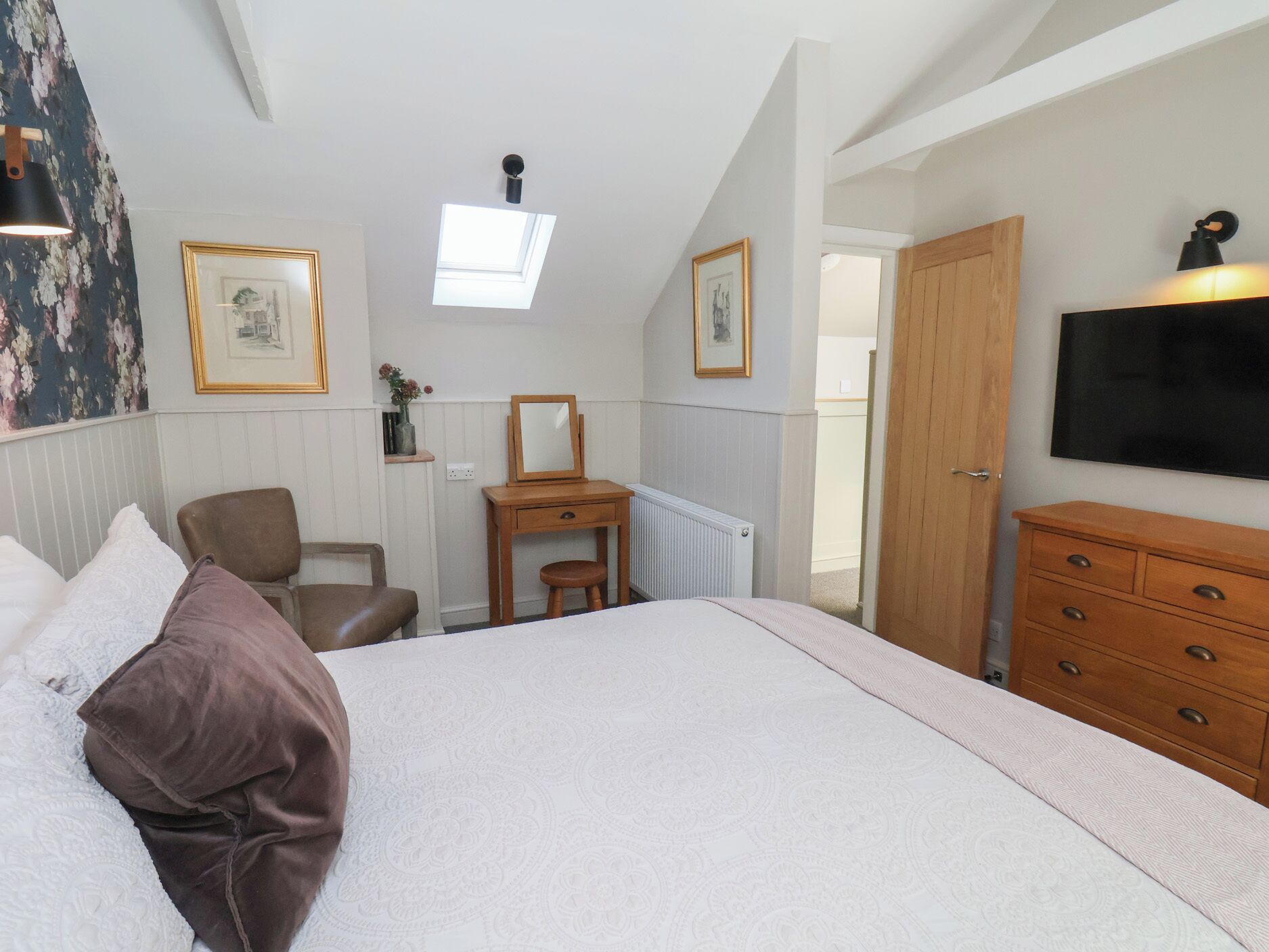 2 bedrooms, individually decorated, individually furnished, free WiFi