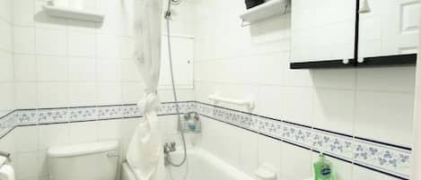 Regadera, secadora de cabello, bidet, jabón
