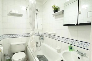 Bruser, hårtørrer, bidet, Sæbe