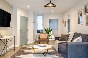 Standard-Studio | Individuell dekoriert, individuell eingerichtet, Schreibtisch