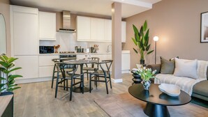 Leilighet – comfort | Skrivebord, skrivebord for bærbar PC og blendingsgardiner
