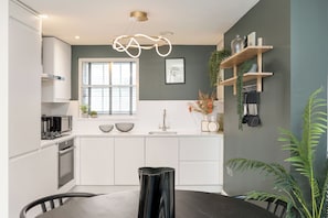 Appartamento Luxury | Con stile personalizzato, con arredamento individuale, una scrivania