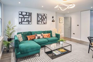 Luxury Apartment | Individually decorated, individually furnished, desk, laptop workspace - Be London - The Chinatown Residences (London)