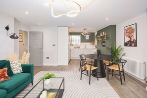Luxury Apartment | Individually decorated, individually furnished, desk, laptop workspace - Be London - The Chinatown Residences (London)