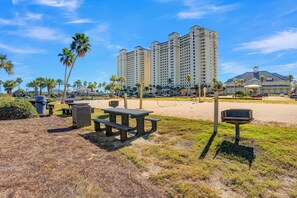Outdoor dining - The Beach Club 1504B by Liquid Life (Gulf Shores)