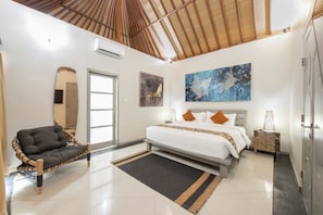 In-room safe, free WiFi, bed sheets - Dampati Villas (Denpasar)