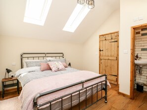 2 dormitoris, decoració individual i mobiliari individual 