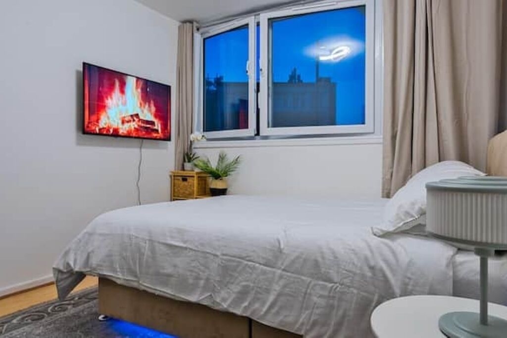 3 bedrooms, in-room safe, iron/ironing board, travel crib