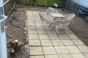 Outdoor dining - Charming 3-Bedroom Getaway, Just Steps from Canary Wharf (London)