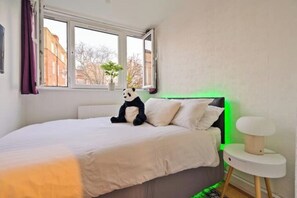 3 bedrooms, in-room safe, iron/ironing board, travel cot