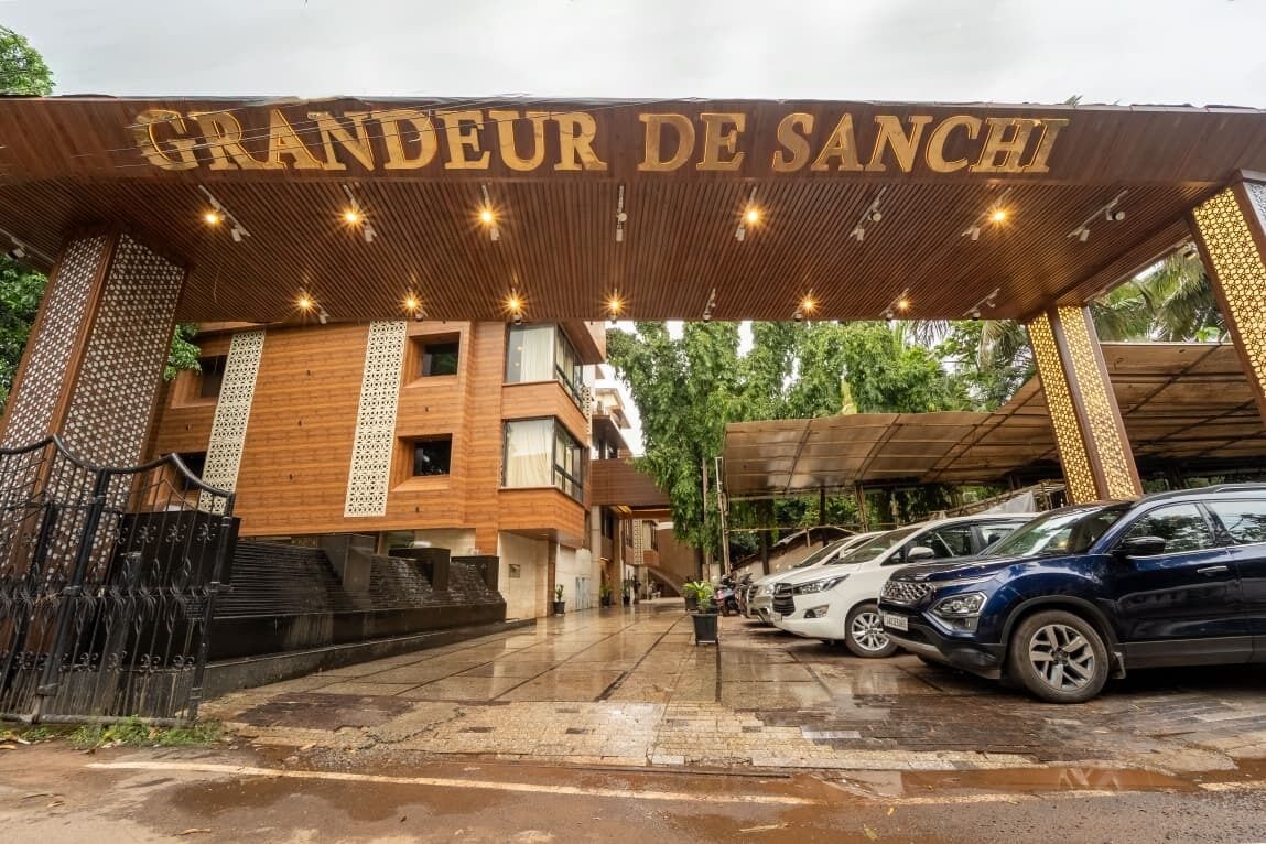 A hotel entrance with a sign reading "GRANDEUR DE SANCHI".