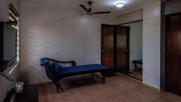 Minibar, caja de seguridad en la habitación y muebles diferentes