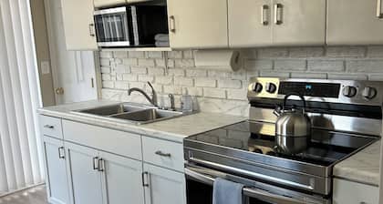 Charming 2-bedroom cottage in fantastic Longmeadow with AC, WiFi & fenced yard